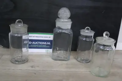 Set van vier glazen voorraadpotten met deksels – kavel bij GSD Auctions, Zoeterwoude