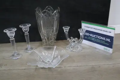 Set glaswaren met vaas en kandelaren – kavel bij GSD Auctions, Zoeterwoude