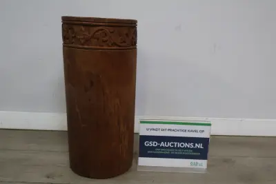 Houten cilindervormige decoratieve koker met snijwerk – kavel bij GSD Auctions, Zoeterwoude