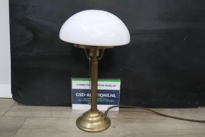 Messing tafellamp met bolvormige witte kap – kavel bij GSD Auctions, Zoeterwoude