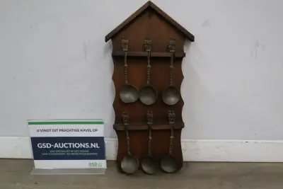 Houten wandhouder met 6 metalen lepels – kavel bij GSD Auctions, Zoeterwoude
