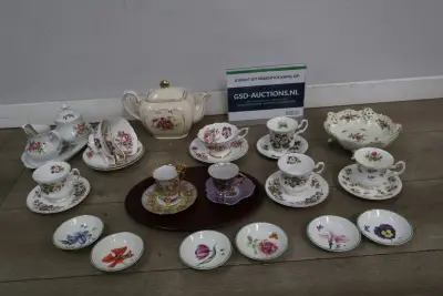 Grote Porseleinen Set Gebloemd Servies – kavel bij GSD Auctions, Zoeterwoude
