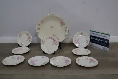 Vintage gebaksbordjes en schaal met roze bloemmotief en gouden rand – kavel bij GSD Auctions, Zoeterwoude