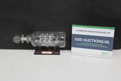 Glazen Schip in Fles 'Victory' op Houten standaard – kavel bij GSD Auctions, Zoeterwoude
