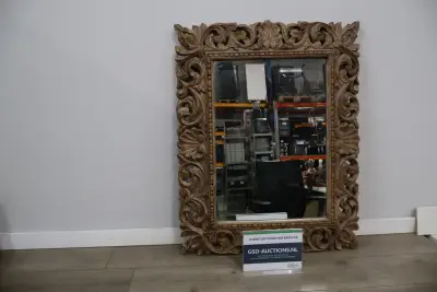 Houten spiegel met decoratief paneel – kavel bij GSD Auctions, Zoeterwoude