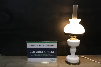 Witte glazen tafellamp met olielamp stijl – kavel bij GSD Auctions, Zoeterwoude