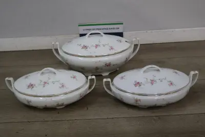 Set van drie porcelijnen dekschalen met bloemmotief – kavel bij GSD Auctions, Zoeterwoude