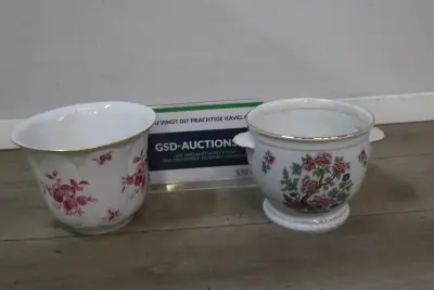 Set van 2 keramische bloempotten met bloemmotief – kavel bij GSD Auctions, Zoeterwoude