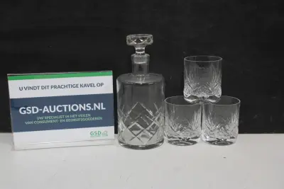Kristallen karaf met drie kristallen whiskyglazen – kavel bij GSD Auctions, Zoeterwoude