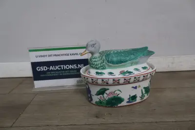 Gekleurde porseleinen dekselpot met eend – kavel bij GSD Auctions, Zoeterwoude