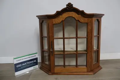 Houten vitrinekast met glas en sierlijk kader – kavel bij GSD Auctions, Zoeterwoude