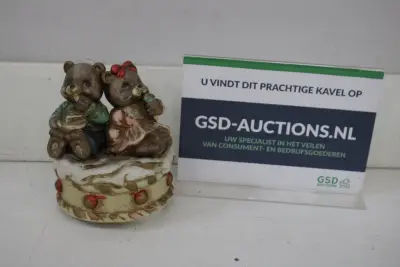 Beeldje van twee zittende beren op versierde schaal'' – kavel bij GSD Auctions, Zoeterwoude