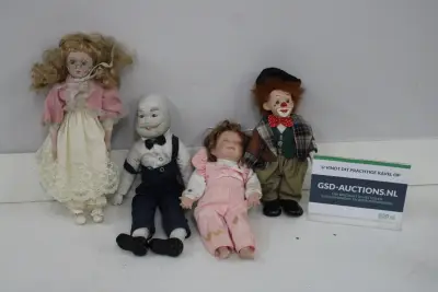 Set van vier porsleinen poppen'' – kavel bij GSD Auctions, Zoeterwoude