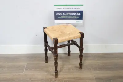 Antieke kruk met gevlochten zitvlak' – kavel bij GSD Auctions, Zoeterwoude