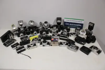 Grote Verzameling vintage camera's met flitsers – kavel bij GSD Auctions, Zoeterwoude