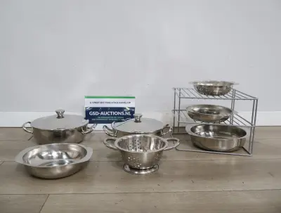 RVS Alessi pannenset met vergiet en een pannenrek – kavel bij GSD Auctions, Zoeterwoude
