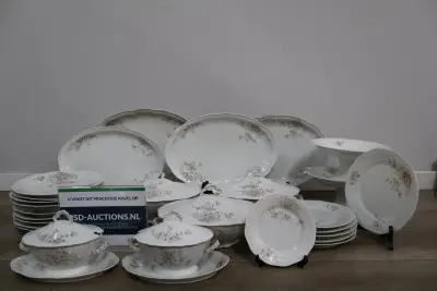 Groot Porselein servies met bloemenmotief - Orleans Bavaria – kavel bij GSD Auctions, Zoeterwoude