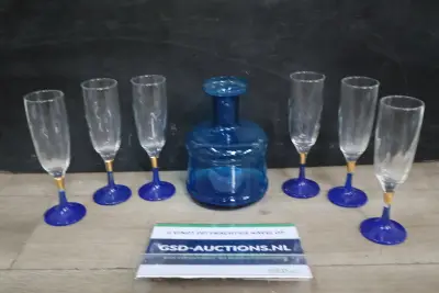Set van zes blauwe wijnglazen met karaf – kavel bij GSD Auctions, Zoeterwoude