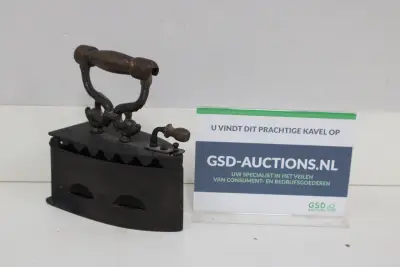 Antieke kolenstrijkbout met houten handvat' – kavel bij GSD Auctions, Zoeterwoude