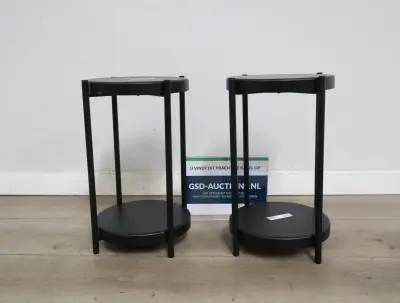 Set van twee zwarte ronde Plantentafels, Zuilen – kavel bij GSD Auctions, Zoeterwoude