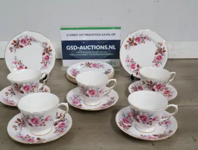 Porseleinen theeservies met bloemmotief – kavel bij GSD Auctions, Zoeterwoude