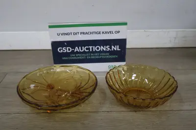 Set amberkleurige glazen schaaltjes'' – kavel bij GSD Auctions, Zoeterwoude