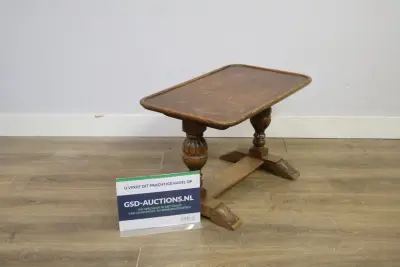 Klein houten tafel met gesculpteerde poten – kavel bij GSD Auctions, Zoeterwoude