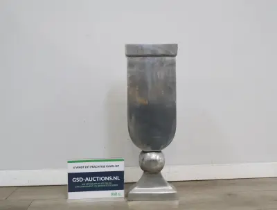 Grote Metalen Vaas - 58 cm – kavel bij GSD Auctions, Zoeterwoude