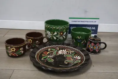 Vintage bloempotten, mokken, bord en melkkannetje'' – kavel bij GSD Auctions, Zoeterwoude