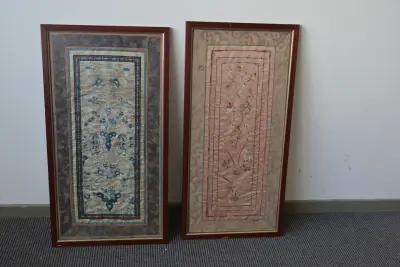 Twee op zijde geborduurde Chinese kleden, Qing-dynastie – kavel bij GSD Auctions, Zoeterwoude