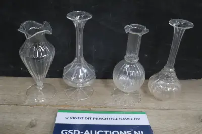 Set van vier glazen vazen met verschillende vormen'' – kavel bij GSD Auctions, Zoeterwoude