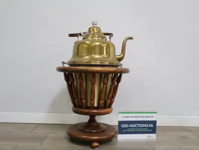 Koperen ketel met houten standaard – kavel bij GSD Auctions, Zoeterwoude
