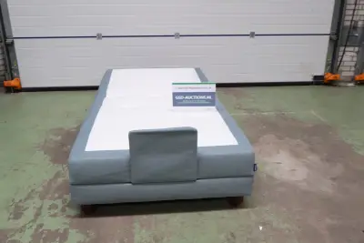 Eenpersoons boxspring bed met lichtblauwe bekleding – kavel bij GSD Auctions, Zoeterwoude