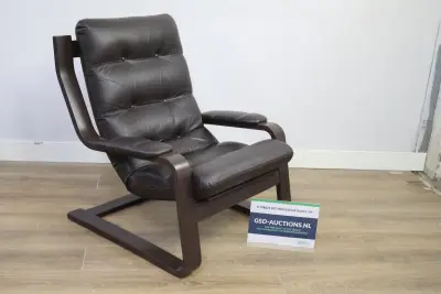 Donkerbruine leren fauteuil met houten frame – kavel bij GSD Auctions, Zoeterwoude