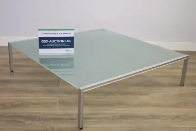 Moderne glazen salontafel met metalen frame – kavel bij GSD Auctions, Zoeterwoude