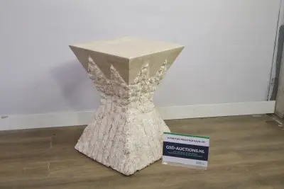 Sculpturale bijzettafel met ruwe en gladde afwerking – kavel bij GSD Auctions, Zoeterwoude