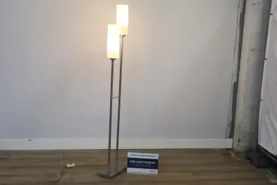 Twee-armige vloerlamp met witte kap – kavel bij GSD Auctions, Zoeterwoude