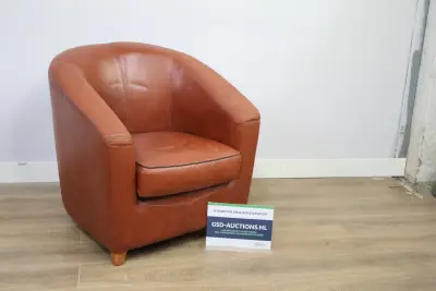 Bruine leren fauteuil met houten poten – kavel bij GSD Auctions, Zoeterwoude