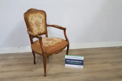 Vintage stoel met geborduurde bekleding – kavel bij GSD Auctions, Zoeterwoude