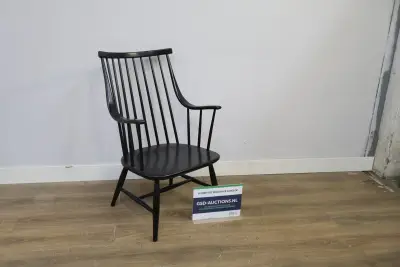Zwarte houten armstoel met spijlenrugleuning – kavel bij GSD Auctions, Zoeterwoude