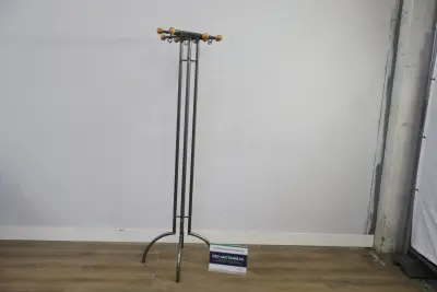 Staande kapstok met metalen frame en houten knoppen – kavel bij GSD Auctions, Zoeterwoude
