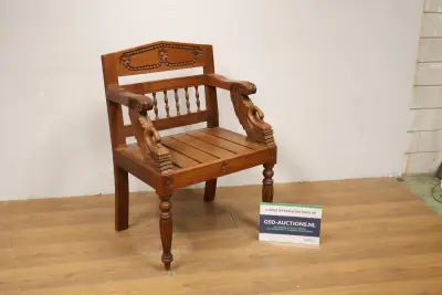 Houten stoel met sierlijke houtsnijwerk armleuningen – kavel bij GSD Auctions, Zoeterwoude