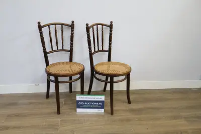 Set van 2 houten vintage stoelen met gevlochten zitting – kavel bij GSD Auctions, Zoeterwoude