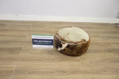 Ronde poef met koeienhuidprint – kavel bij GSD Auctions, Zoeterwoude