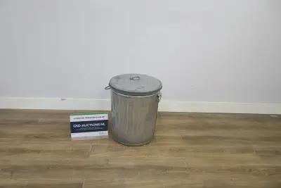 Metalen prullenbak met deksel – kavel bij GSD Auctions, Zoeterwoude