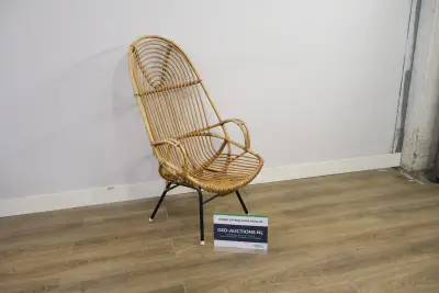 Rotan fauteuil met metalen poten – kavel bij GSD Auctions, Zoeterwoude