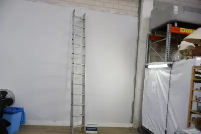 Aluminium uitschuifbare ladder – kavel bij GSD Auctions, Zoeterwoude