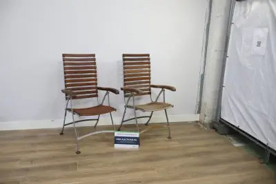 Set van 2 houten tuinstoelen met metalen frame – kavel bij GSD Auctions, Zoeterwoude