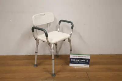 Witte douche kruk met rugleuning en armleuningen – kavel bij GSD Auctions, Zoeterwoude