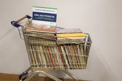 Volle winkelwagen met vinylplaten en boeken – kavel bij GSD Auctions, Zoeterwoude